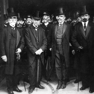 Homenagem aos mortos da revolução republicana, por ocasião do aniversário dos funerais de Cândido dos Reis e Miguel Bombarda, nos Paços do Concelho. À saída da sessão solene: Teófilo Braga, presidente do Governo Provisório, acompanhado pelo ministro dos Negócios Estrangeiros Bernardino Machado, à esquerda, e pelos ministros do Interior e da Justiça, António José de Almeida e Afonso Costa, à direita.