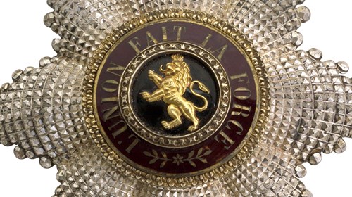 Grã-cruz da Ordem de Leopoldo II da Bélgica (placa), atribuída ao Presidente da República João do Canto e Castro; peça do séc. XX em prata, ouro e esmalte.