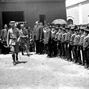 O Presidente da República Sidónio Pais visita o Asilo Maria Pia, no Beato, onde estava instalada a Sopa dos Pobres, uma organização criada durante a I Guerra Mundial, para combater a dramática situação de fome que Lisboa vivia.