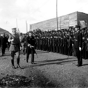 A última cerimónia pública em que o Presidente da República Sidónio Pais tomou parte. Acompanhado pelo secretário de Estado da Marinha, João do Canto e Castro, mais tarde, Chefe do Estado, Sidónio Pais passa revista às tropas, antes de condecorar os sobreviventes do submarino «Augusto Castilho», afundado pelos alemães.