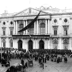 Cerimónias fúnebres do Presidente da República Sidónio Pais; a multidão aguarda a chegada do cortejo, à frente dos Paços do Concelho de Lisboa.