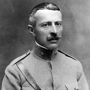 Sidónio Pais envergando uniforme de oficial do Exército, da arma de Artilharia.