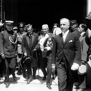 O Presidente da República João do Canto e Castro a sair dos Paços do Concelho, com o seu homólogo brasileiro, Epitácio Pessoa, durante a visita oficial do Chefe do Estado do Brasil a Portugal.