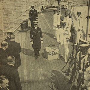 O Presidente da República João do Canto e Castro passa revista à guarnição do cruzador italiano «Lybia». Este navio teve um papel importante na Grande Guerra e veio a Portugal, após a assinatura do Armistício, para saudar o Chefe do Estado e o Governo. A reportagem foi publicada na revista Ilustração Portuguesa, n.º 707, de 8 de setembro de 1919.