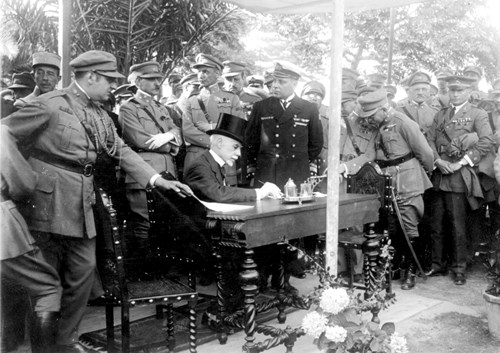 O Presidente da República Manuel Teixeira Gomes, sentado, durante a cerimónia do lançamento da primeira pedra do Monumento aos Mortos da Grande Guerra.