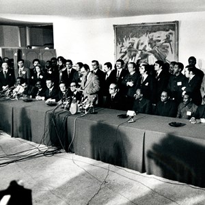 Acordo do Alvor. Nesta cimeira, Portugal reconheceu o direito à independência de Angola, assim como os três movimentos de libertação legítimos para a negociar e calendarizar. Discursa Melo Antunes, com o Presidente da República Francisco da Costa Gomes à direita. Pelos líderes dos três movimentos angolanos: Jonas Savimbi, da UNITA, o segundo sentado, à direita; Holden Roberto, o quinto na mesma fila, da FNLA; Agostinho Neto, o sexto, do MPLA.