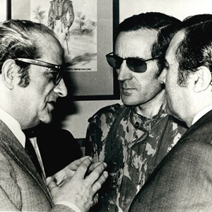 O Presidente da República Francisco da Costa Gomes, acompanhado por António Ramalho Eanes, ao centro, e Pinheiro de Azevedo, à direita, no Regimento de Comandos da Amadora.