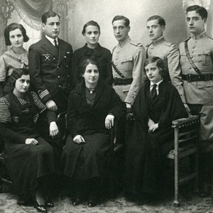 A família de Francisco da Costa Gomes. Sentadas: ao centro, a mãe, ladeada pelas filhas, Idalina, à esquerda, e Maria, à direita. Na fila de trás, em pé, da esquerda para a direita: os irmãos, António, Henrique e José, os dois primeiros com as respetivas mulheres à direita de cada um; Francisco da Costa Gomes, o último da fila.