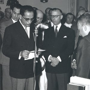 O subsecretário de Estado do Exército, Francisco da Costa Gomes, à esquerda, falando ao microfone, na cerimónia de investidura do ministro da Defesa Nacional, Júlio Botelho Moniz, acompanhado pelo ministro do Exército, Afonso Almeida Fernandes, ao centro.