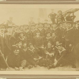 O segundo-tenente José Mendes Cabeçadas Júnior rodeado pelos marinheiros do Adamastor. Cabeçadas tomou o comando do navio e ordenou o disparo de tiros de canhão, à 1h00 da madrugada de 4 de outubro, sinal combinado entre republicanos para começar a revolta.