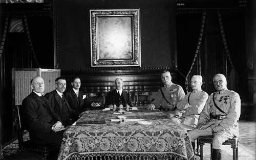 O capitão de mar-e-guerra José Mendes Cabeçadas Júnior, Presidente do Ministério, ao centro, no Palácio de Belém, presidindo à reunião inicial do I Governo da Ditadura.