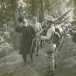 O Presidente da República Bernardino Machado, de chapéu na mão, passando revista às tropas portuguesas preparadas para combater na Grande Guerra. O Chefe do Estado é secundado pelo general Manuel Gomes da Costa, comandante da 1.ª Divisão do Corpo Expedicionário Português.