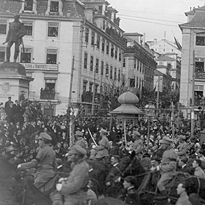 O general Manuel Gomes da Costa encabeçando as forças militares que desfilaram em Lisboa, na sequência do movimento militar nacionalista do 28 de Maio de 1926, que pôs fim à Primeira República.