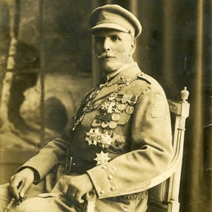 Retrato de Manuel Gomes da Costa realizado em estúdio, ostentando as suas muitas condecorações. Destacam-se os dois colares — menor e maior — da Ordem Militar da Torre e Espada, dos graus de Oficial e Grande-Oficial, respetivamente.