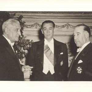 Visita oficial do Presidente do Brasil Juscelino Kubitschek de Oliveira. O Presidente da República Francisco Craveiro Lopes, à direita, acompanhado pelo Chefe do Estado do Brasil, ao centro, e Oliveira Salazar, à esquerda, na receção oferecida no Palácio da Ajuda.