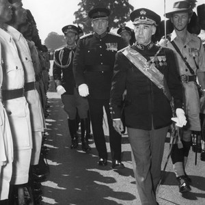 Visita do Presidente da República Francisco Craveiro Lopes a África. O Chefe do Estado, em primeiro plano, à direita, passa revista à guarda de honra, na Federação da Rodésia e Niassalândia, também conhecida como Federação Centro-Africana. Tratou-se de um território da coroa britânica, que abrangia a Rodésia do Sul, a Rodésia do Norte e a Niassalândia, extinto em 1963.