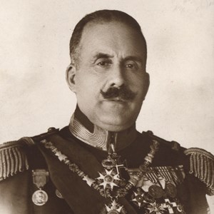 O general João Carlos Craveiro Lopes, pai de Francisco Higino Craveiro Lopes, ostentando numerosas condecorações; entre elas: o colar da Ordem da Torre e Espada, correspondendo ao grau de Cavaleiro e, ao pescoço, a fita do grau de Comendador da Ordem da Legião de Honra, de França.