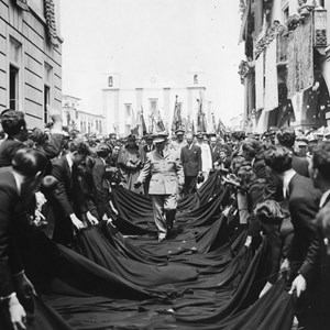 Visita do Presidente da República Francisco Craveiro Lopes a Évora. Como gesto de grande consideração nas tradições académicas, os estudantes colocam por terra as suas capas, para que o Chefe do Estado caminhe sobre elas.