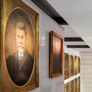 Primeiro piso do Museu. À esquerda, em cima, retratos dos autores do Hino Nacional de Portugal, Alfredo Keil e Henrique Lopes de Mendonça. À direita, recursos interativos com jogos e aplicações sobre os Presidentes da República e o Palácio de Belém. Ao fundo, a galeria dos retratos oficiais dos Presidentes da República do período da Primeira República, Ditadura Militar e Estado Novo.