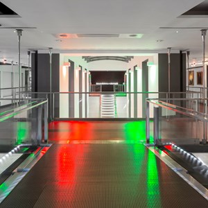 Panorâmica geral da exposição permanente a partir do lado oposto à entrada dos visitantes.