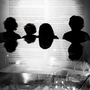 Visitantes observam a maquete em três dimensões do Palácio de Belém.