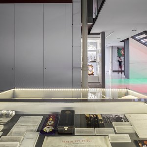 Vitrina com documentação e objetos que visam ilustrar os poderes do Presidente da República.