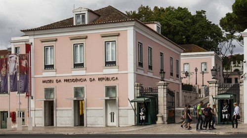 Vista parcial da fachada principal do Palácio de Belém; à esquerda, a entrada do Museu.