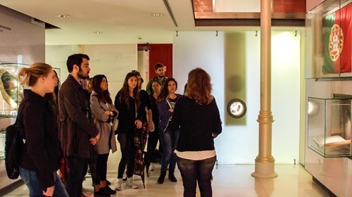 Visita guiada a grupo de estudantes do ensino superior. Estudantes do programa «Erasmus», da Universidade Catolica, durante visita à exposição permanente do Museu.