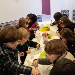 Oficina «No bosque dos passarinhos». Pintura de aves em cartão, com diferentes materiais de colorir.