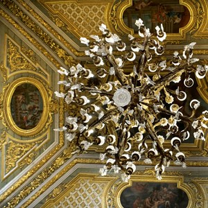 Teto e lustre da Sala Dourada.