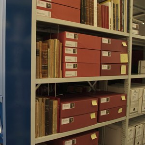 Arquivo dos Presidentes - MPR: estantes com o Arquivo do Presidente Sidónio Pais.