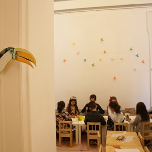 Oficina «No bosque dos passarinhos». Pintura de aves em cartão, com diferentes materiais de colorir.