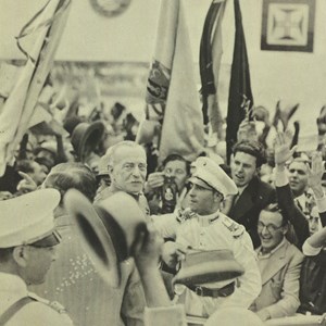 Presidente da República, Óscar Carmona, entre a multidão, no percurso até à Câmara Municipal do Lobito, aquando da primeira visita presidencial a Angola.
