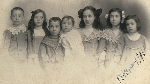 Retrato de grupo de 7 dos 19 filhos de Bernardino e Elzira Machado. Da esquerda para a direita, Bento Luís Machado Guimarães, Joana Maria Dantas Machado, Inácio Luís Machado Guimarães, Narciso Luís Machado Guimarães, Jerónima Rosa Dantas Machado, Elzira Severina Dantas Machado e Sofia Alexandrina Dantas Machado.