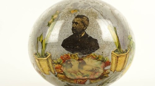 Bola de vidro republicana com o retrato de Teófilo Braga.