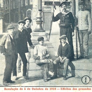 Bilhete-postal com imagem fotomecânica que documenta a destruição provocada pelo fogo de artilharia, durante o movimento de implantação da República. No verso, a inscrição: «Recordação do 1.º Anniversario da Republica Portugueza».