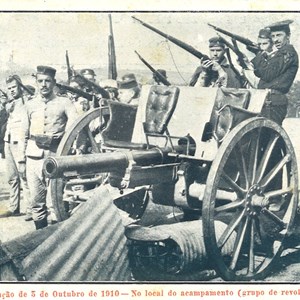 Bilhete-postal com imagem fotomecânica, documentando as barricadas erguidas pelo contingente republicano na Rotunda da Avenida. No verso, a inscrição: «Recordação do 1.º Anniversario da Republica Portugueza».