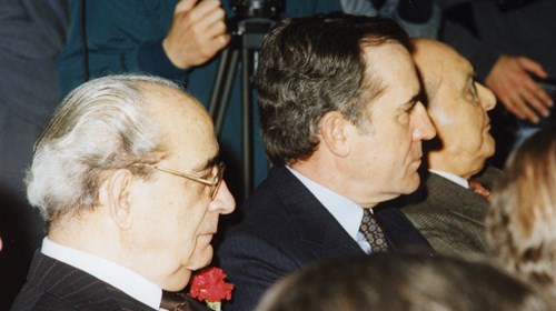 Francisco da Costa Gomes, António Ramalho Eanes e António de Spínola, na Assembleia da República, por ocasião da cerimónia comemorativa da Revolução dos Cravos, realizada a 25 de abril de 1994.