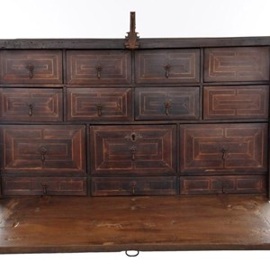 Contador com o tampo aberto.