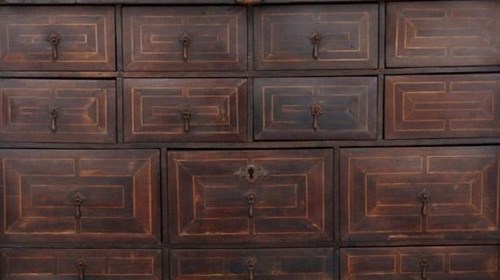 Contador com o tampo aberto.