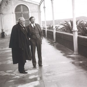 O primeiro Presidente da República eleito, Manuel de Arriaga, e o seu filho e secretário particular, Roque de Arriaga, na bateria do Palácio da Cidadela de Cascais. O Chefe de Estado viveu aqui durante algum tempo, por conselho médico. Na Monarquia, sobre a estrutura em ferro, montava-se o toldo para a temporada da família real, retratado na aguarela de D. Maria Pia.