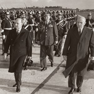 Guarda de Honra ao Presidente da República do Peru, Manuel Prado, à chegada ao aeroporto da Portela, com o Presidente Américo Tomás.