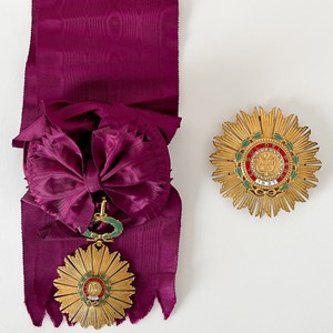 Ordem do Sol do Peru, grau de Grã-Cruz com brilhantes, concedida a Américo Tomás: banda ou faixa em seda lilás, distintivo da Ordem (insígnia mais pequena para pender sobre a banda) e placa de peito.