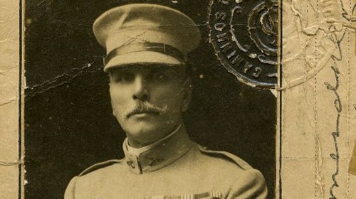 Bilhete de identidade emitido pelo Ministério da Guerra, em nome de Manuel Gomes da Costa (frente).