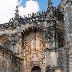 Fachada do Convento de Cristo, em Tomar, representada no bilhete postal.
https://pt.wikipedia.org/wiki/Convento_de_Cristo#/media/Ficheiro:Tomar-Convento_de_Cristo-Portal_da_igreja-20140914.jpg