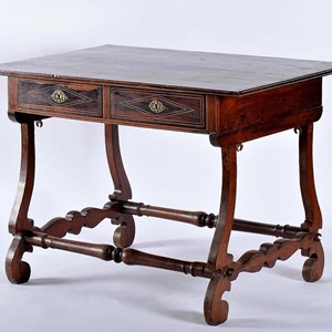 Mesa para ler e escrever.