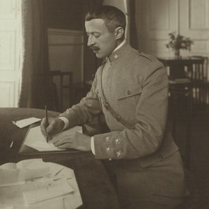 Fotografia de Sidónio Pais, a trabalhar à secretária, um dos muitos retratos encenados que circularam durante a sua presidência.