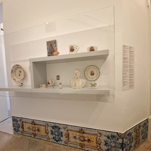 Aspeto da exposição «António José de Almeida e a "viagem gloriosa" ao Brasil», com diversos objetos de propaganda com a imagem de António José de Almeida.