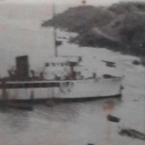O navio «D. João de Castro» encalhado na praia do Penedo da Janela, ao largo de Santo Antão, em Cabo Verde.
