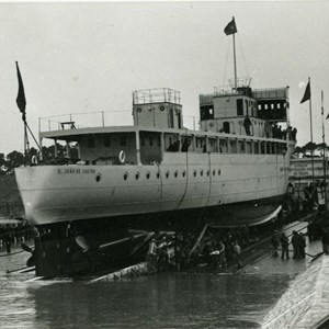Lançamento à água do primeiro navio fabricado no Arsenal do Alfeite - o «D. João de Castro».